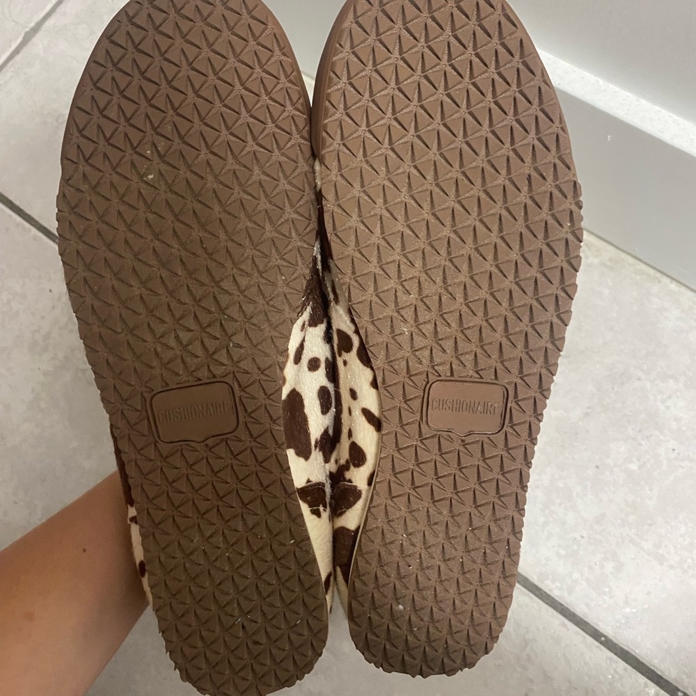 Cushionaire Women's Brown and Cream Cow Print Sneakers - Picture 3 of 6